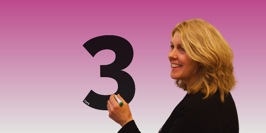 Tjej som står och ritar en siffra