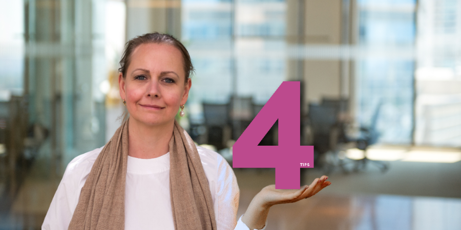 kvinna som håller i siffran 4