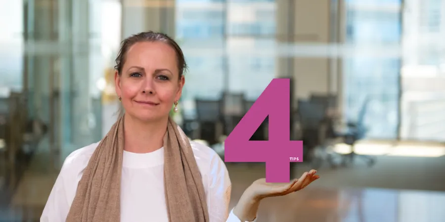 kvinna som håller i siffran 4