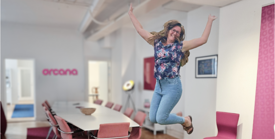 Person som hoppar på ett kontor