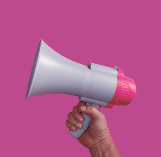 Bild på en hand som håller en megafon