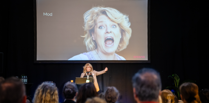 Kvinna som står och pratar på en scen